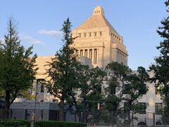 帰りがけに国会議事堂が見えました。