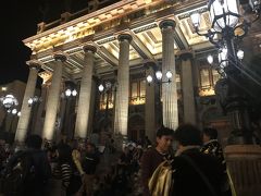 ライトアップされたフアレス劇場。
ギリシャ風の柱廊が厳かな雰囲気を醸し出しています。