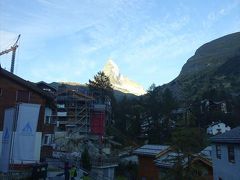 ツェルマットは雲一つない気持ちの良い朝を迎えています

日の出を迎えても深い谷間の村は暗いまま。そんな中、朝陽に照らされたマッターホルンが眩しいばかりに輝いているではありませんか！