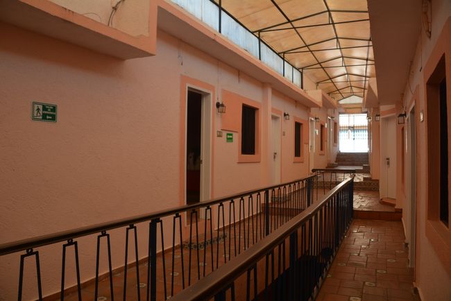 部屋にはなんとエアコンがついてました。<br />ヨーロッパでもエアコンがついている部屋などほとんど泊まったことがありません。しかも！Wi-Fiが強い！<br />アマゾンプレミアムで動画も海外専用プログラムが視聴できます。<br />映画は見れずにドラマが中心ですが・・・・<br />