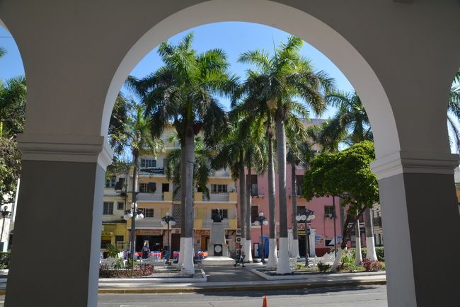 ホテルからすぐの街の中心アルマス広場です。