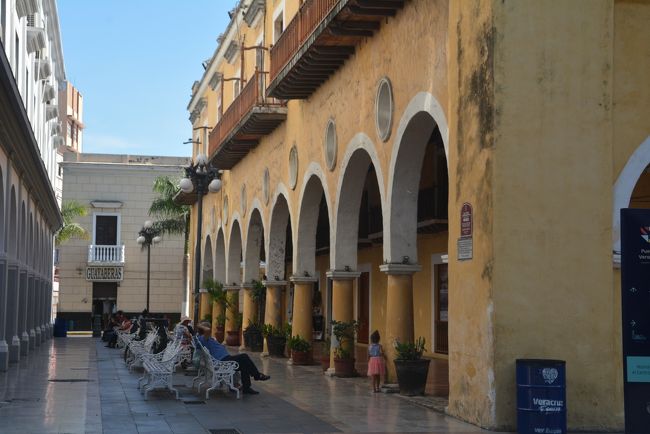 強い日差しを避けくつろぐ人が多いです。