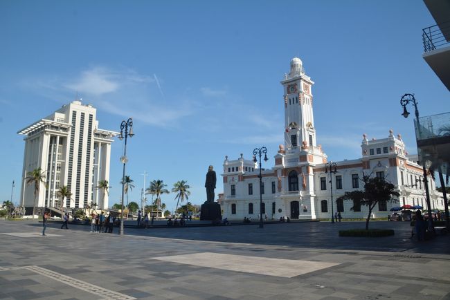 右の建物はこれでも灯台です。