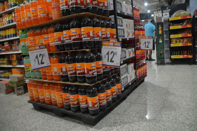 ３リットルのコーラが12ペソ！！！！<br />水より安いコーラはかなり不安を誘います。<br />昔（約40年前）アムステルダムで安いジュースを買ったらどぶ臭くてとても飲めなかったことを思い出しました。