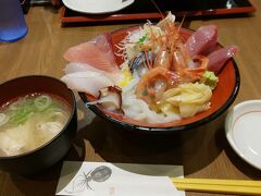 11:15
混み合う前に早めのお昼ご飯を頂きます。金沢といったらやっぱり海鮮丼よね♪新鮮なお魚とあら汁のホッとするお味がたまらないわ～ご馳走様でした！

5度目の金沢ということもあり、市内観光はほぼ制覇してしまいまして、今回は何しよう？と悩んでいたところ、Ｍちゃんが車を出してくれるとのことで、昨年のわじま号バスツアーで立ち寄れなかったパワースポットへ連れて行ってもらうことになりました。どうもありがとう、女神様！