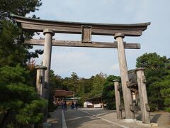 14:50
念願の【氣多大社(けたたいしゃ)】へやってまいりました。”万葉集”にも登場する能登国一之宮で、数々の試練を乗り越えて奥様と結ばれたという大国主命をお祀りしていることから、縁結びの神社として有名だそうです。拝殿は国指定重要文化財なんだって。