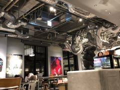 京都BALというビルへ。
初めて立ち入ったここは、ツボのお店が多数あり、
スターバックスも趣の違う内装。
ビル全体が落ち着いていて、通いたくなる場所。
ついつい財布の紐も緩んでしまった…(^-^)