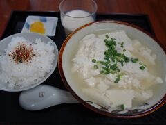 次の日はお豆腐屋さんで朝ごはんを食べ、原付きで島巡り