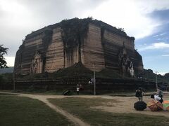 ミャンマーのひとは大きいものが好きなのだろうか？これは世界最大の仏塔の予定となる仏塔、ミングォン・パヤー。台座しかないのですが、とにかく巨大！中は立ち入り禁止。