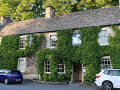 《Bibury》"The Swan Hotel"

今晩はバイブリーのスワンホテルに泊まります。

1650年創業の老舗ホテルで、バイブリーのランドマーク的存在です。