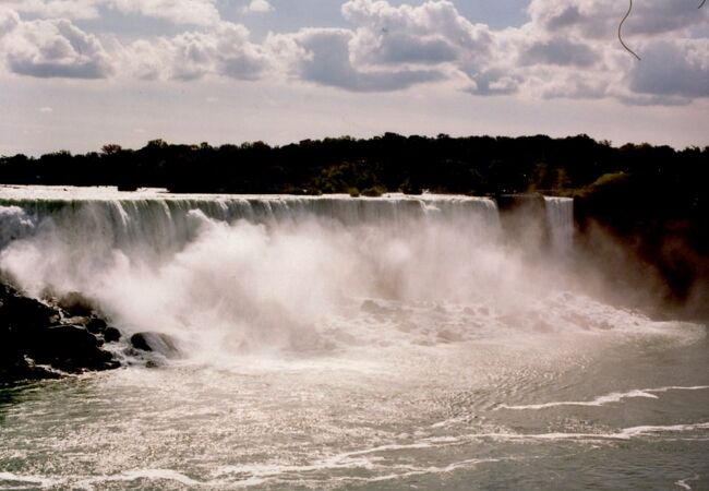 ナイヤガラの滝全景<br />カナダ滝 （落差56m、幅675m、滝壺の深さ55m）