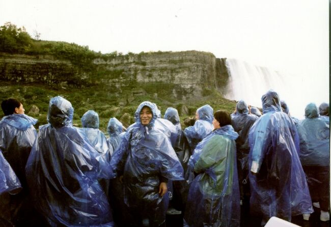霧の乙女号に乗るときにはこのようなレインコートで水しぶきを避けますが、それでもかなり濡れてしまいます。タオルと着替えは持参したほうがよいです。