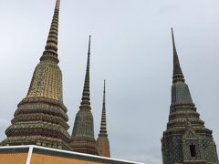 対岸への渡し船に乗って、やっとワットポーが見えて来ました！
入場料200バーツ×3人分を払って中に入ります。