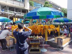 朝一で、最強パワースポットであるエラワンの祠（ほこら）へ行って手を合わせてきました。元々この場所は、テロがあり悲惨な状況だったり工事中けが人が続出するなど発生しましたが、ブラフマー神を祀ることで治まったという話があります。

【ブラフマー神のお話】
ブラフマー神とはヒンドゥー教三大神のうちのひとりで宇宙の創造主とされています。（他２神：シヴァ神、ヴィシュヌ神）
ヒンドゥー教の基盤を作ったバラモン教の根本が、このブラフマー神らしい。
ブラフマー神はどんな人でも何でも、苦行をして祭祀を祀った者の願いを叶えてくれると言われています。
