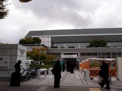 ここはみやこめっせ、平安神宮や美術館にごく近い場所にある、イベント開催施設です。
今回はこちらで行われる「石ふしぎ大発見展」を見ようと訪れました。国内外から宝石、貴石、化石や鉱石などさまざまな石の販売があります。