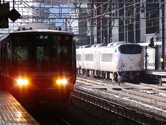 JR京都駅の琵琶湖線ホームに着きました。
やってくるのは乗車予定の普通電車、その奥にキティちゃん仕様のはるかが見えます。