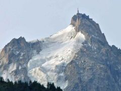 ７月１８日２３：５２　場所 シャモニー市街　　　

ミディ針峰(3,842m)　花崗岩の様相