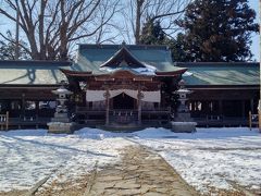 諏訪護国神社は高島城と同じ敷地にあります。
立派な拝殿ですが人気はありません。