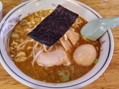 諏訪湖と言えばこのラーメン。
ハルピンラーメンです。
真冬でもピリ辛スープとニンニクで食後は大量の汗をかいてしまいます。