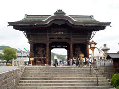 善光寺大本願でお参りをして…仁王門。善光寺の山号は「定額山」です。