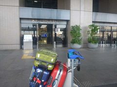 シャトルパーキングさんのシャトルバスで第２ターミナルへ。
二人旅ですが、今回は最初からスーツケース3個です。
それぞれの着替えと、シュノーケルグッズがそれぞれ入ってます。