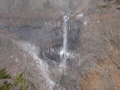 竜頭の滝は凍り始めていましたが華厳の滝はまだ凍っていないようです