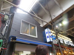 ジャンボ餃子で有名な『昇龍』
ガード下にあるお店です。
上野藪そばで並んでいる時に、お土産用に生餃子を購入。
店内で食べるのは長蛇の列でした。
お土産用はすぐです。

三大ジャンボ餃子で有名な昇龍の餃子。
すごく久しぶり。35年振りくらいかな(笑)
三大ジャンボ餃子の一つで東京駅八重洲口にある店もとても美味しいです。

夕食に焼いて食べました。
久しぶりに食べた餃子は、皮が厚め中の餡がおいしい懐かしい味でした。

