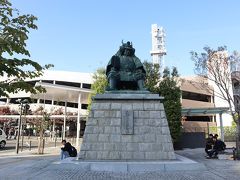 駅南口広場にある武田信玄の像。