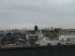 なんてことをしていると、東寺の五重塔です。

これが見えるとすぐに京都に到着です。