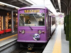 紫色の列車に揺られ、嵐山に到着しました。
