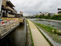 【鴨川！】

=納涼床=川床（かわどこ）

二条大橋から五条大橋にかけての鴨川西岸の料理店では、5月から9月にかけて河原に張り出した木組みの床が設けられる。


まあ、例の、行くところがない学生カップルが等間隔に座るあの場所ですね。

