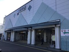 桜井駅に到着。

ホームで朝食(自宅近くのコンビニで購入)を食べました。