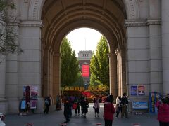 五大道の中心の民園広場にやってきた。
五大道の現在の中心は民園広場という公園ですが、ここは1920年代に中国で初めてできた西洋式の運動場で、何度か造り直されているが、3代目は天津のプロサッカーチームのホームグラウンドだったとか。
ところが、北京オリンピックの時には天津郊外に広大なサッカー場が造られたためにこの民園運動場は一時取り残された形で寂れましたが、五大道の中国を代表する観光地認定5Aの評価獲得を目指す天津市政府の手によって、数年前に4代目に建て替えられ一躍五大道の拠点となり、市民や観光客の憩いの場としての地位を取り戻しているとか。　