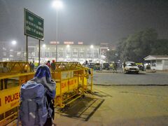 地下鉄の終電になんとか間に合いニューデリー駅へ。
鬱陶しい客引きリキシャー兄さんは無視して駅前でリキシャーを拾いましょう。
うーん、スモッグが半端ない (||´Д｀)