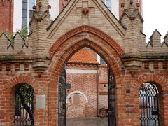 こちらがベルナルディン教会の門。
前の写真の手前側の建物です。