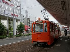松山駅に着いたのがお昼前で、市内観光の前に腹ごしらえを。というわけで市電に乗って一路郊外へ。

愛媛特産のみかんを意識しているのでしょう、松山の市電は列車の色もオレンジ色！
