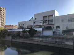 ☆尼崎市中央図書館☆

尼崎城の隣にあるのが、中央図書館です。図書館の一部まで城壁が施されております。
