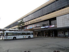 　盛岡駅に到着です。最初にまだ行ったことのない盛岡市動物公園、岩山公園へ行ってみようと思います。岩山公園からは盛岡市街の眺望できるそうで楽しみです。動物公園はそのすぐ近くにあるので合わせて見学してみるつもりです。
　その前に、今回は1泊ですが普段よりウェアやシューズなど少しだけ荷物が多いので最初にホテルに寄って荷物を預けてしまうことにします。
