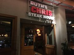 夕食はこれも去年と同じルースズクリスステーキハウス。前回より予約時間早めだったので混んでました。テーブルの空き待ち時間が少々。夜は予約しとかないと厳しいみたい。お客は日本人多めです。