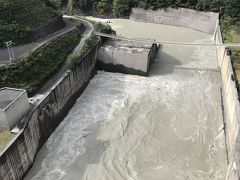 長島ダム、ダム上より。
飛沫橋と水の流れを眺める。