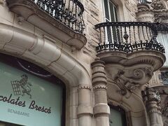 今回バルセロでは休日の日が多く、行っても休みだったお店が多かったので、リベンジです。
まずは、チョコレート、チョコラテス・ブレスコへ