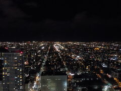 うわさの札幌駅の展望台
この景色は新三大夜景だそうで、碁盤目の街がとてもきれい
タダなら最高なんですが７００円くらいします。三大夜景だからかな