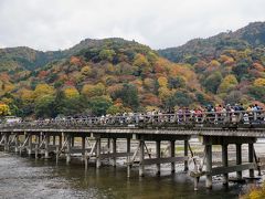 しばらく紅葉をバックに渡月橋を座って見ていましたが、飛行機の時間があるので、名残り惜しいですが嵐山駅から京都駅へ急いで戻ります