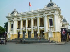 ハノイ市内に戻ってきました。
オペラハウスです。