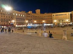 カンポ広場
イタリアで最も美しい扇形の広場です。