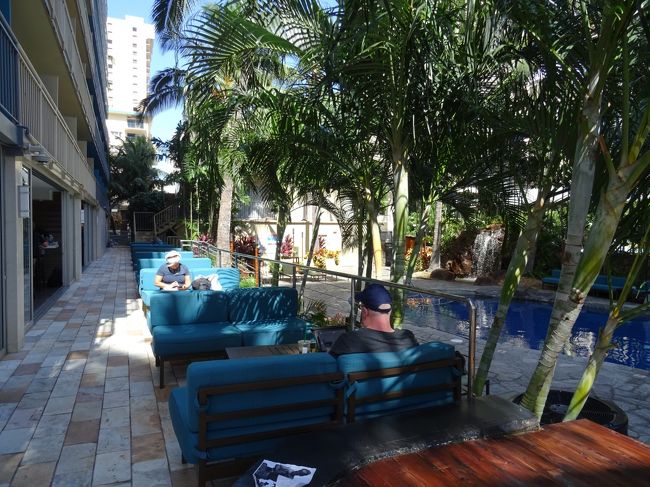 プールの周りに椅子が用意されていてゆっくりできます。