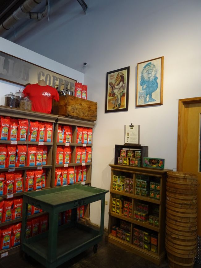 カフェの横に商品が並んでいます。