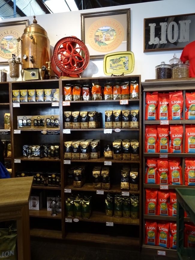 LIONコーヒーと傘下のロイヤルコナコーヒーも売っています。<br />ハワイアイランドティーカンパニーの紅茶も売っていました。<br />工場見学は無料で参加できます。日本語での説明もしてくださいました。<br />工場見学が終わるとコーヒーサンプルと売店で使用できる割引券がもらえます。