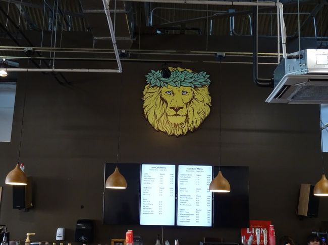 入って直ぐがカフェになっていて、天井高くて開放感あります。