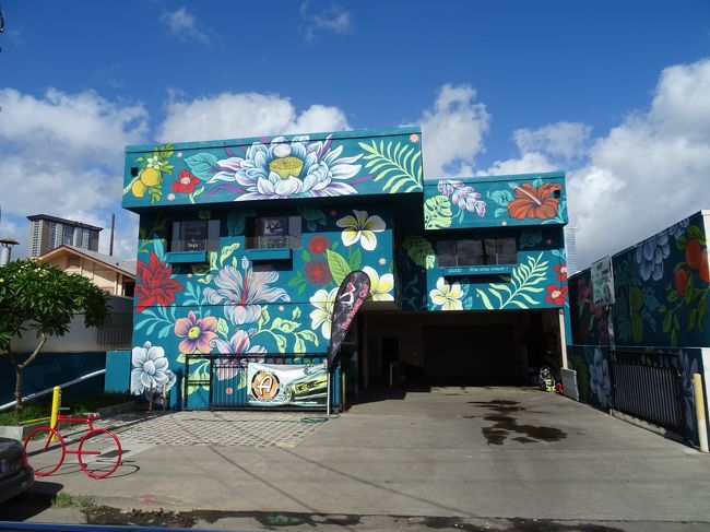 建物全体がペイントされてます。<br />カカアコでは下車せず、車窓から楽しみました。